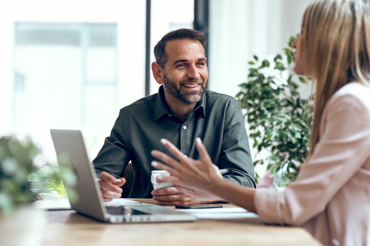 Kaufinteressenten besprechen Unterlagen und Fragen zu einer Immobilie