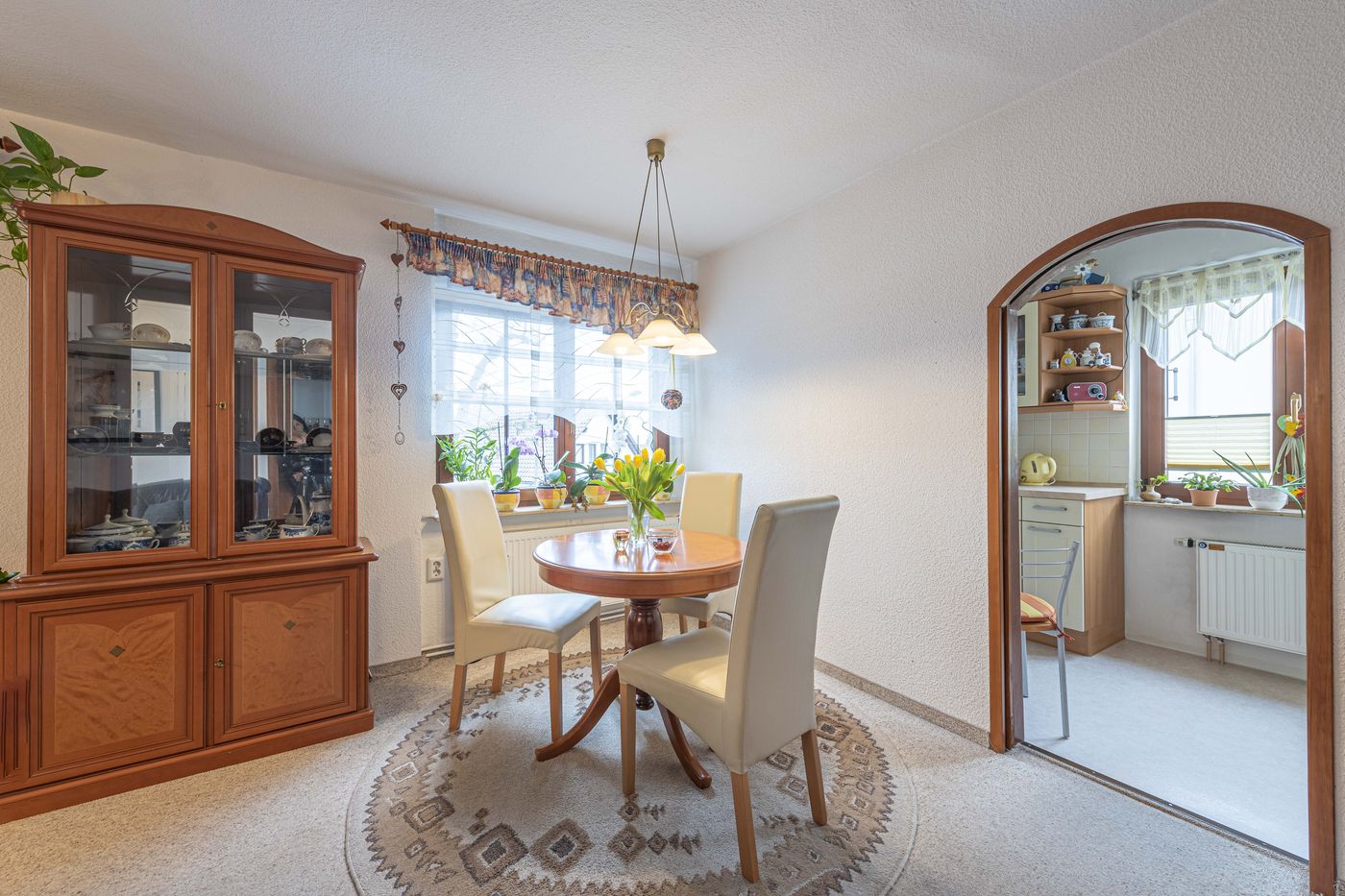 Dasselbe Esszimmer professionell fotografiert: hell und weit