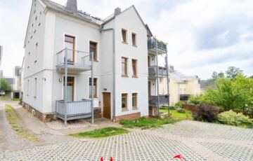 Großzügige 4-Zimmer-Dachgeschosswohnung mit Balkon, Stellplatz und Einbauküche in ruhiger Lage von Oelsnitz in 09376 Oelsnitz/Erzgebirge